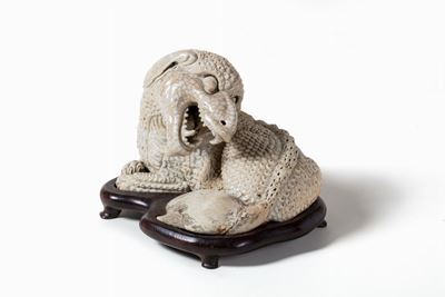 Animale fantastico in porcellana su base in legno, Cina circa 1850