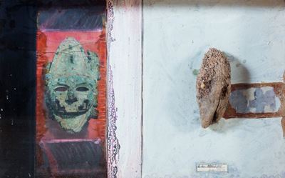 Le due maschere, tecnica mista, collage, vetro, legno e conchiglia su tela
