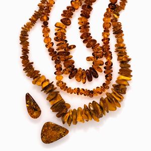 LOTTO DI TRE COLLANE IN AMBRA BALTICA E 