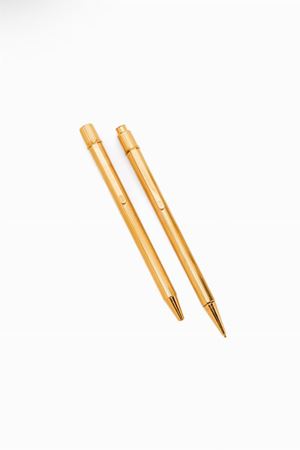 una penna e una matita in metallo dorato