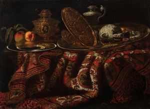 Vasellame da parata, pesche e tappeto persiano su un tavolo