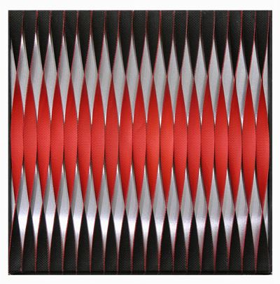 Oggetto a trama vibrante n°11, 2016, stringhe in PVC, alluminio, legno e acrilici