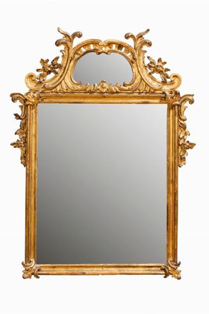 Specchiera in legno intagliato e dorato, con fastigio, in stile veneziano del secolo XVIII