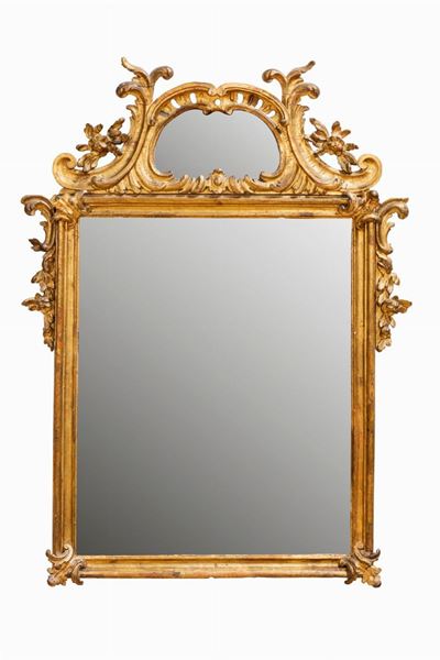 Specchiera in legno intagliato e dorato, con fastigio, stile veneziano XVIII secolo