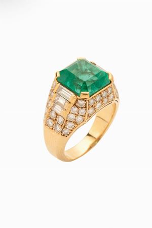 anello in oro 18kt, smeraldo e diamanti