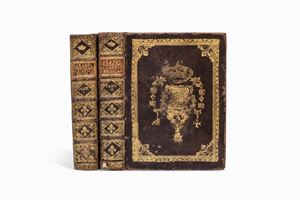 La Stamperia Palatina venne creata nel 1750 con il preciso intento di pubblicare le relazioni riguardanti le scoperte avvenute durante gli scavi di Ercolano, Pompei e Stabia, iniziati nel 1738 per volere di Carlo III di Borbone, allora ancora Carlo VII re delle due Sicilie. Quest'edizione è infatti la prima pubblicazione edita per la Stamperia Palatina e il primo studio sistematico sugli scavi dei siti archeologici citati. L'opera venne completata da successivi tre volumi che, pur riportando la data dei primi tre volumi, vennero pubblicati nel 1756. L'esemplare si presenta in una bella legatura alle armi Borbone.
Cicognara 2649 Prodromo delle antichità d' Ercolano alla Maestà del Re delle Due Sicilie Carlo [...]