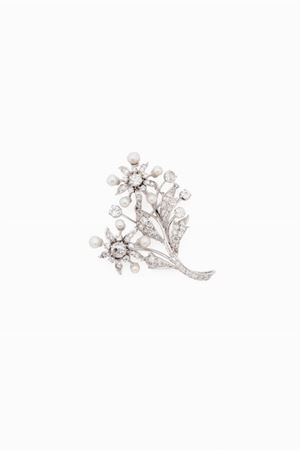 spilla in oro bianco 18kt, diamanti e perle coltivate