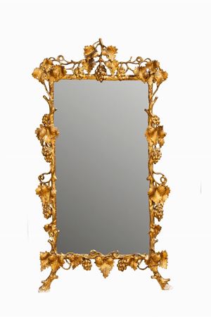 Specchiera in legno intagliato e dorato con elementi decorativi a pampini