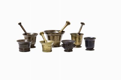 Collezione di sette mortai antichi con cinque pestelli in bronzo