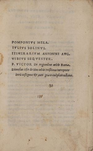 Bella raccolta di antichi testi di geografia e cosmografia. Il De situ orbis di Mela &egrave; la pi&ugrave; antica opera latina di geografia, il Polyhistor di Solino ha con notizie strane e curiose su vari paesi del mondo e particolarmente interessante &egrave; il De regionibus urbis Romae di Publius Victor, una specie di guida della citt&agrave; sotto forma di dettagliato elenco dei principali edifici, monumenti e vie dell'antica Roma. Pomponius Mela. Iulius Solinus. Itinerarium Antonini Aug. Vibius Sequester. P. Victor De regionibus urbis Romae. Dionysius Afer De situ orbis Prisciano interprete; iterum castigatus & cum gaeco exemplari collatus