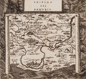 Prima traduzione italiana di quest'opera attribuita al tedesco Siegmund von Birken. Il testo &egrave; corredato da numerose tavole in rame, di cui diverse ripiegate, che illustrano le citt&agrave; citate nel testo quali Budapest, Vienna, Ratisbona, Istanbul, Neuburg, Passau ed altre. L'origine del Danubio, con li nomi antichi, e moderni di tutti li fiumi, & acque ...