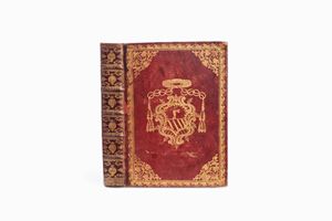 Bellissima legatura alle armi del Vescovo di Targa Filippo Coscia (in carica 1725-1759), fratello del cardinale Niccolò Coscia, protetto di Benedetto XIII e famoso per il comportamento sconsiderato che tenne nella curia papale vendendo cariche e sollecitando regali tanto da ammassare una grande fortuna. La nota alla carta di guardia recita: "Dono fatto dall'Ill.mo Monsig. di Targa al Can.co Tommaso ... suo vicario abaziale oggi li 11 marzo 1732".  Caeremoniale episcoporum Clementis VIII. primum, dein Innocentii X. nunc denuo Benedicti pp. XIII. Auctoritate recognitum