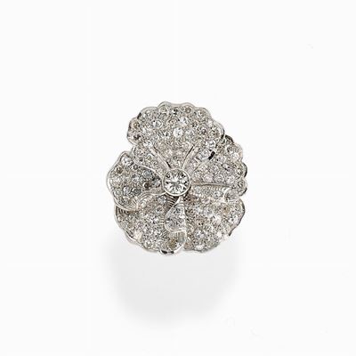 Anello in oro bianco 18 kt con diamante centrale a taglio brillante e diamanti laterali
