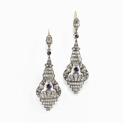 Orecchini pendenti in argento e oro con zaffiri e diamanti, a scudo (inizio XX secolo)