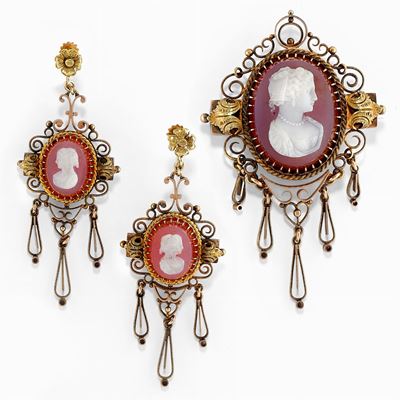Inizio XX secolo, Parure in oro a bassa caratura con cammei in pietra dura (orecchini e spilla)