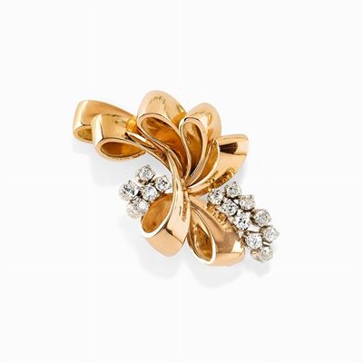 Spilla a fiocco in oro bicolore e diamanti, circa 1950