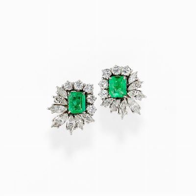 Orecchini in oro bianco 18 kt a motivo floreale, smeraldi e diamanti