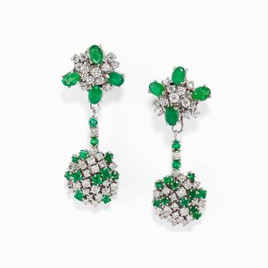 ORECCHINI PENDENTI IN ORO 18KT, SMERALDI E DIAMANTI, 1960 CIRCA