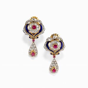 ORECCHINI PENDENTI IN ORO BICOLORE 18KT, RUBINI, SMALTI E DIAMANTI