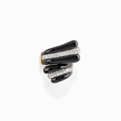 Anello in oro bicolore 18 kt a contrarié, smalto e diamanti