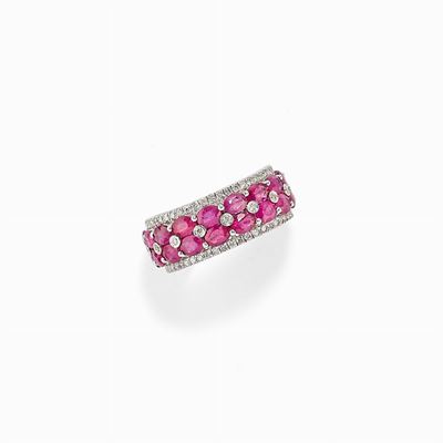 Anello in oro bianco 18 kt con rubini ovali e diamanti a taglio brillante