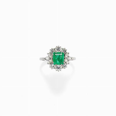 Anello in oro bianco 18 kt con smeraldo rettangolare ottagonale e diamanti