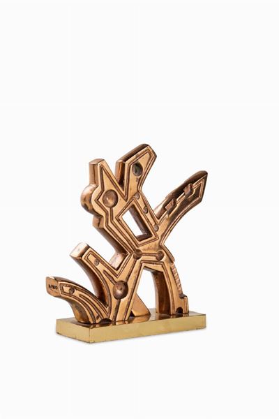 Composizione in bronzo con patina dorata
