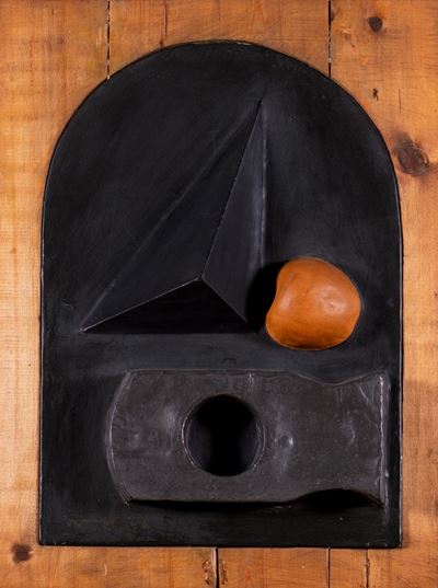 Caqui, Triángulo y Madera, cartapesta dipinta e legno (1974)