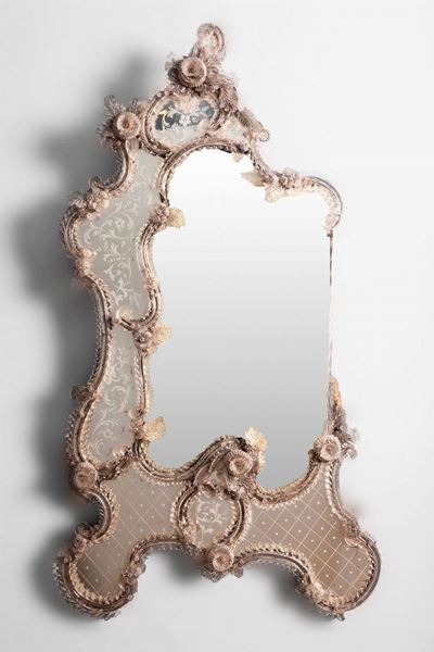 Specchiera di Murano, struttura asimmetrica con vetro applicato (epoca Liberty), cm 131 x 70