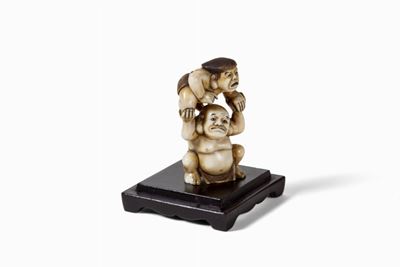 Due lottatori in avorio, scultura in stile giapponese, periodo Meiji
