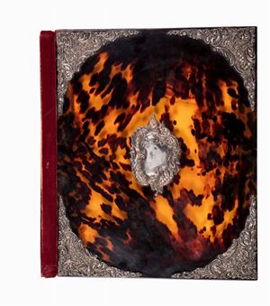 Legatura in tartaruga con angolari e placca in argento