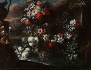 Rose, garofani, tulipani e altri fiori en plein air presso una fontana