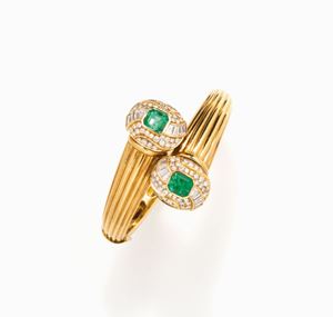 BRACCIALE IN SMERALDI E DIAMANTI, CIRCA 