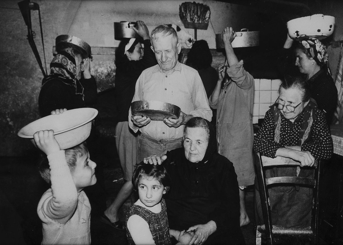Mario Giacomelli - Il compleanno della nonna - Stampa in bianconero su carta baritata