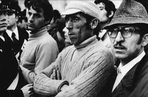 Pozzuoli R. terra: la protesta al Municipio, presidiato dai carabinieri