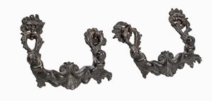 Coppia di maniglie in bronzo, con tritoni, conchiglie e protomi leonine