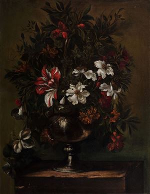 Fiori in un vaso di metallo sbalzato su un piano di pietra