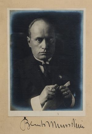 Mussolini, Benito - Foto autografa