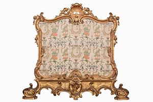 Rococò fireguard in carved and gilded wood, with cartoccio motifs and vegetal volutes, stylized flowers and shells, Tuscany 18th century 