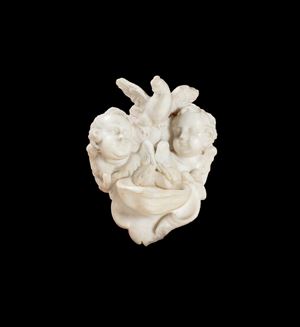 Acquasantiera con teste di cherubini e colomba dello Spirito Santo