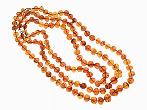 LOTTO DI TRE COLLANE IN AMBRA E ORO
in s