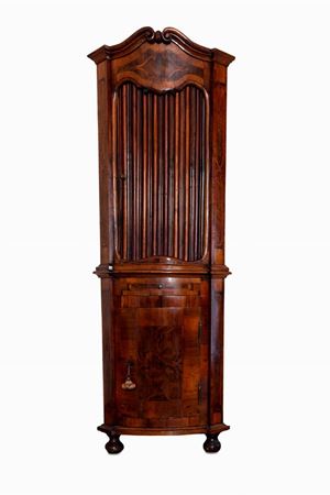 Two-parts cabinet in walnut with a coulisse top, Veneto mid-18th century