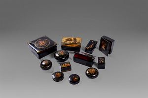 Lotto di 12 scatole in papier-mach&#233;, di misure e forme diverse