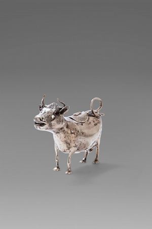 Lattiera a forma di mucca in argento