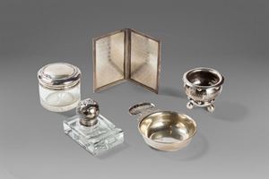 Lot consisting of 5 objects: a crystal and silver inkwell, a crystal jar with a silver lid, a silver photo frame, a silver taste vin and a small silver vase