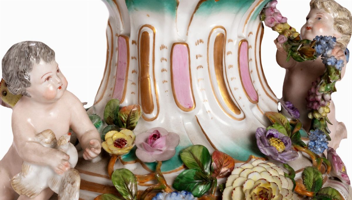 Grande vaso in porcellana con fiori e putti a rilievo, manifattura di  Meissen, secolo XIX, Incanti d'Arte