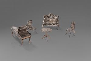 Lotto di 5 mobili in miniatura in argento: un pianoforte, due sedie, un divano e un tavolino