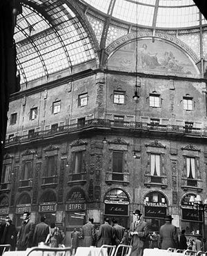 Milano, Galleria Vittorio Emanuele, anni
