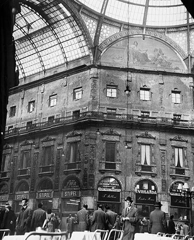Milano, Galleria Vittorio Emanuele, Anni