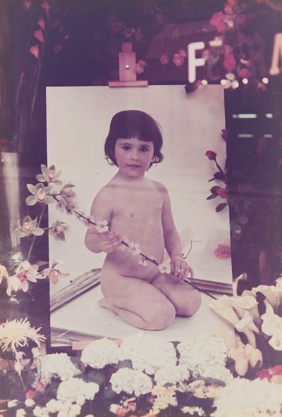Bambina nuda con fiori, Reggio Emilia, 1973, stampa cromogenica vintage